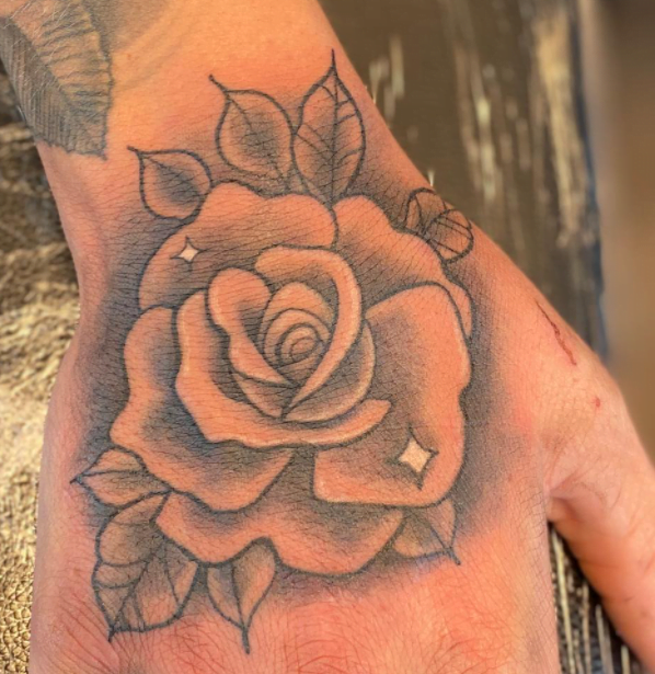 Afstotend neef wasmiddel Tattoo roos op hand - Tattooshop Ink Heaven